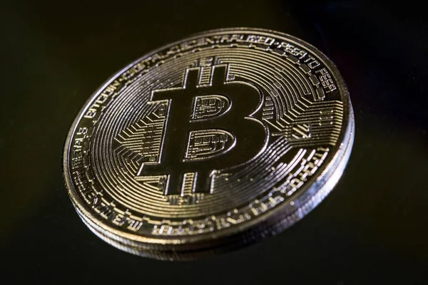 Crypto Coin Dalam Bitcoin Currency Reflective Light Terhadap Black Background Stok Gambar Bebas Royalti