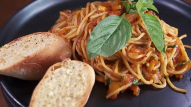 Lezzetli bir spagetti bolonez tabağının 4K görüntüsü.