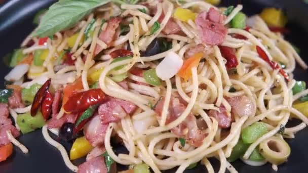 4k кадров тарелки вкусной острой спагетти макароны вращается близко — стоковое видео