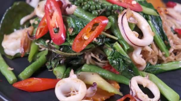 4k footage of a plate of delicious noodles with seafood rotating close up — Stock Video