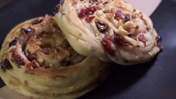 Imágenes 4k de un plato de deliciosos rollos de cinnimón girando de cerca — Vídeos de Stock