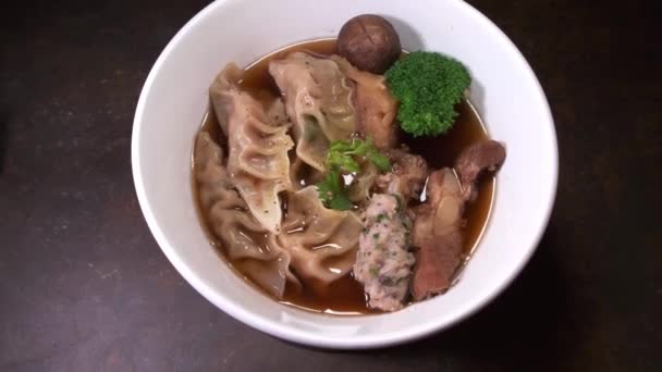4k cuplikan hidangan lezat sup Wonton berputar dekat — Stok Video