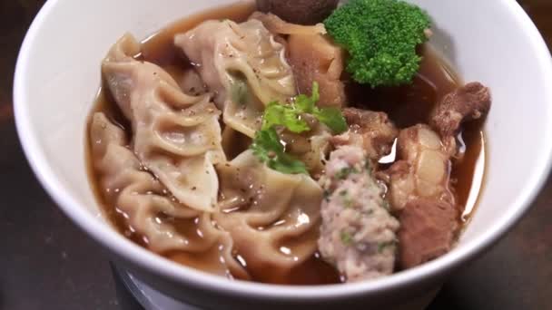 4k felvétel egy étel finom Wonton leves forgó közeli — Stock videók