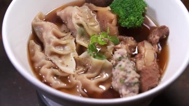 4k felvétel egy étel finom Wonton leves forgó közeli — Stock videók