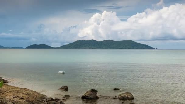 Imágenes de lapso de tiempo 4K de una gran isla de bosques de lluvia con nubes moviéndose rápido — Vídeos de Stock