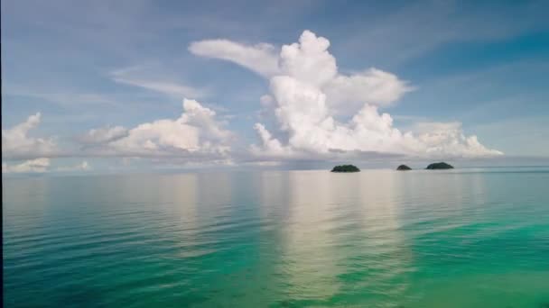 4K Czas-lapse materiał filmowy z 3 wysp z formacjami chmur i przejrzystym błękitnym oceanem — Wideo stockowe
