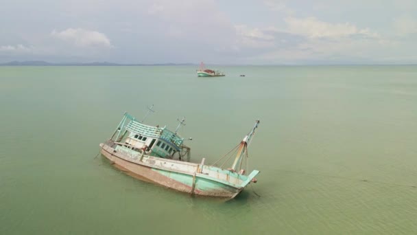 4K légi felvétel a thai halászhajó elsüllyedt hajótöréséről — Stock videók