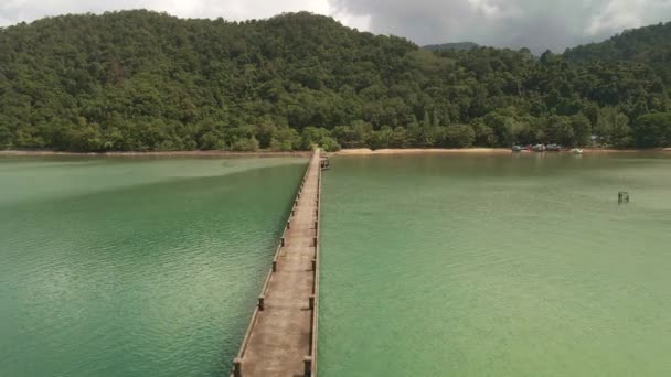 Filmati aerei 4K di un lungo molo di cemento a Koh Chang Thailandia — Video Stock