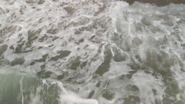 Yavaş çekim dalgaları okyanusta birbirine çarpıyor.