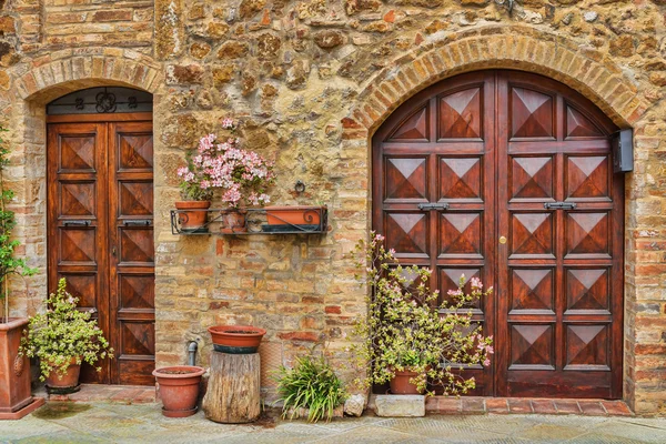 Wooden door of a broken brick wall — Stock Photo, Image