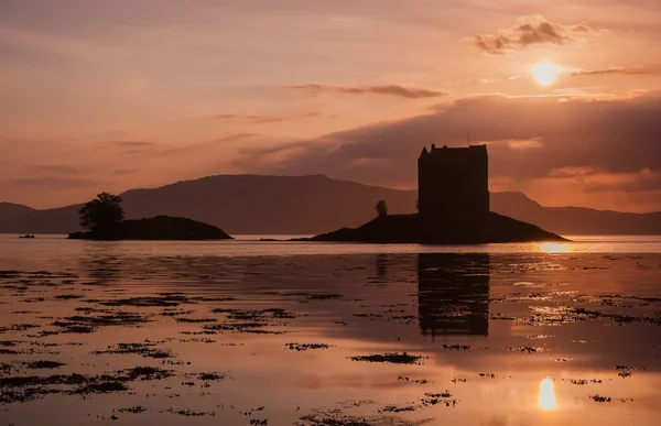 Руины шотландского замка на закате — стоковое фото