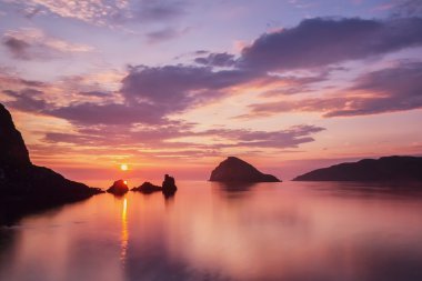 Skye üzerinde renkli günbatımı