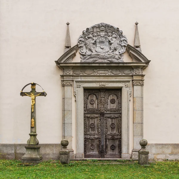 Cancelli in legno Chiesa cattolica. Croce con Gesù e Maria — Foto Stock