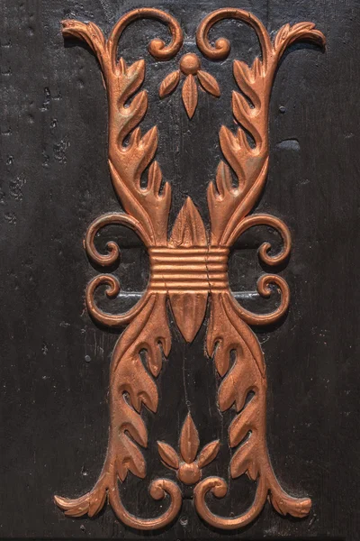 Detalhe ornamentos forjados artesanais na porta de madeira — Fotografia de Stock