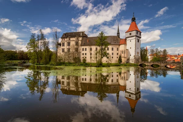 Château de Blatna dans le sud de la Bohême reflétée dans l'eau — Photo