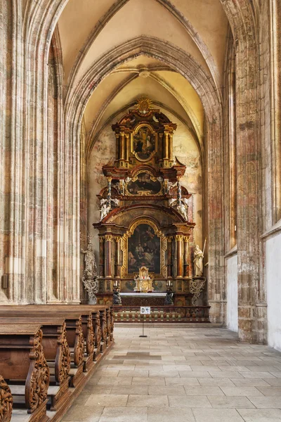 Chiesa cattedrale e alterare — Foto Stock
