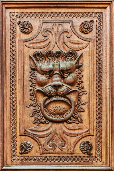 Szczegóły drewnianych drzwi — Zdjęcie stockowe