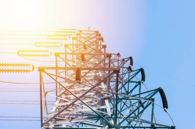 Yüksek voltaj sonrası. Yüksek voltajlı kule gökyüzü günbatımı arka planı..