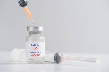 Şişe aşısı ve şırınga enjeksiyonu. Koronavirüs enfeksiyonunun önlenmesi, aşılanması ve tedavisinde kullanılır (2019, COVID-19, nCoV 2019). Tıp bulaşıcı kavramı.
