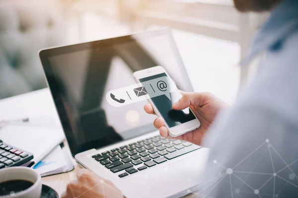 İş adamının elinde cep telefonu (posta, telefon, e-posta) simgesi var. Müşteri desteği kavramı, kopyalama alanı