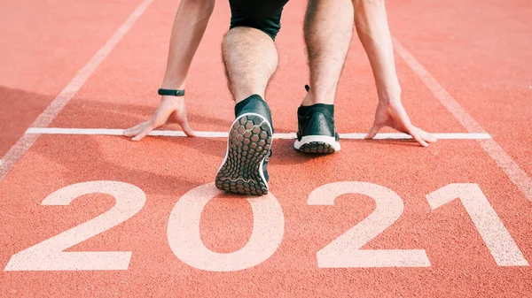 穿着运动服的男人到处跑来跑去 一个健康的生活方式 和灌输的形象 运动鞋特写 2020年完成 2021年开始新的一年的计划 目标和目的 — 图库照片