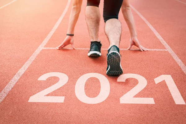 穿着运动服的男人到处跑来跑去 一个健康的生活方式 和灌输的形象 运动鞋特写 2020年完成 2021年开始新的一年的计划 目标和目的 — 图库照片