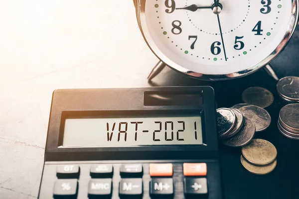 Kelime ve hesap makinesinde 2021 numara. İş ve vergi kavramı. Katma Değer Vergisi. Yeni yıl 2021 vergi kavramı