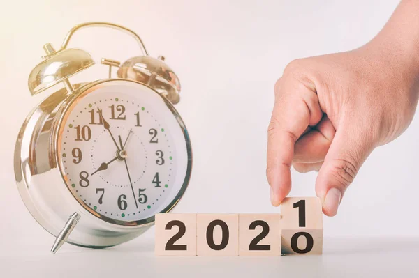 手握带翻转块的木制立方体2020年至2021年计划在桌子背景上的字 解决方案 业务及新年假期概念 — 图库照片