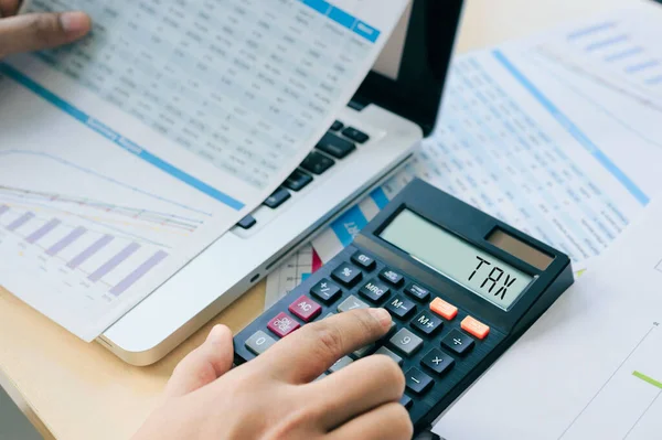 Feche Empresário Parceiro Usando Calculadora Laptop Para Calcular Finanças Impostos — Fotografia de Stock