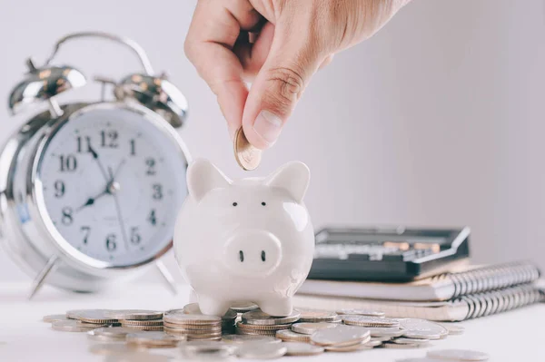 Homem Negócios Segurando Moedas Colocando Vidro Conceito Economia Dinheiro Para — Fotografia de Stock