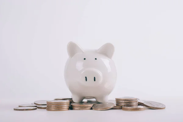 Para tasarrufu kavramları Piggy Bank simgesi ahşap masa üzerinde bozuk paralar ve bulanık arkaplan kopyalama alanı