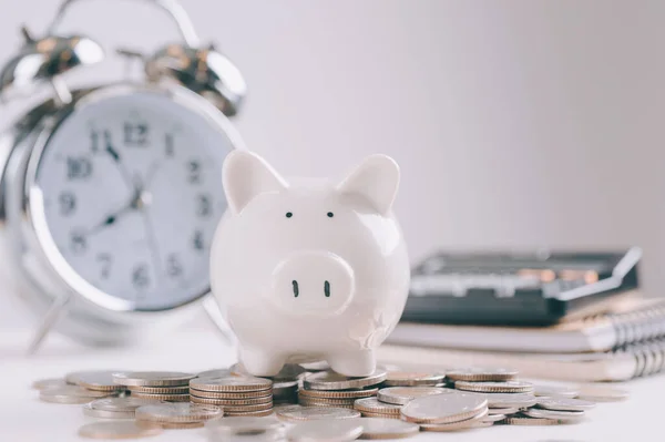 Para tasarrufu kavramları Piggy Bank simgesi ahşap masa üzerinde bozuk paralar ve bulanık arkaplan kopyalama alanı