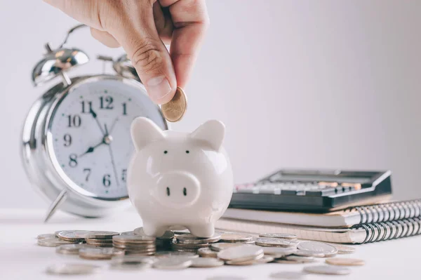 Bardağın içine bozuk para koyan bir işadamı. konsept finans hesabı için para biriktirme