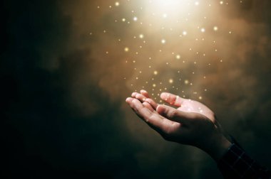 Tanrı 'ya inançla ve inançla dua eden eller, arka planda. Umudun, sevginin ve bağlılığın gücü.