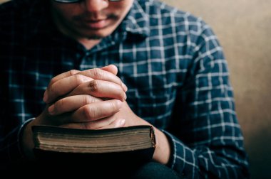 Hristiyan hayatı, Tanrı 'ya dua etmek. Daha iyi bir hayat dilemek için Tanrı 'ya dua et. İnsan eli İncil 'le Tanrı' ya dua eder. İyiliğe inan. İncil 'de el ele tutuşup dua ediyoruz..