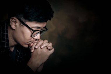 Hristiyan hayatı, Tanrı 'ya dua etmek. Daha iyi bir hayat dilemek için Tanrı 'ya dua et. İnsan eli İncil 'le Tanrı' ya dua eder. İyiliğe inan. Dua ederken el ele tutuşuyoruz, gözler kapalı..