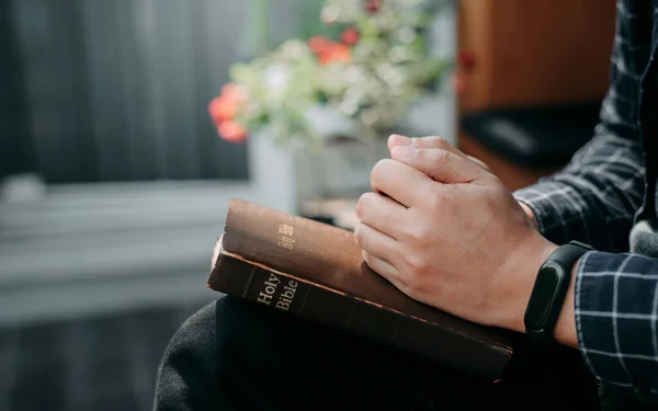 Hristiyan hayatı, Tanrı 'ya dua etmek. Daha iyi bir hayat dilemek için Tanrı 'ya dua et. İnsan eli İncil 'le Tanrı' ya dua eder. İyiliğe inan. İncil 'de el ele tutuşup dua ediyoruz..