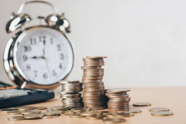 Borç tahsilatı ve son teslim tarihli vergi sezonu konsepti hatırlatsın, madeni paralar, bankalar, hesap makinesi masada, arka planda, ödeme zamanı. İş ve Ödeme Vergisi kavramı.