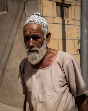 Jaisalmer, Rajasthan / Hindistan - 15 Kasım 2020: takiyah giyen yaşlı sakallı Müslüman adam