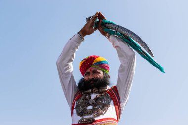Jaisalmer, Rajasthan, Hindistan - 02 27 2021: Çöl festivaline katılan kişiler