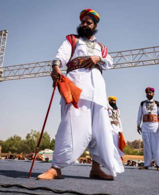 Jaisalmer, Rajasthan, Hindistan - 02 27 2021: Çöl festivaline katılan kişiler