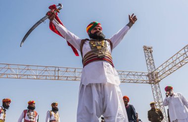 Jaisalmer, Rajasthan, Hindistan - 02 27 2021: Çöl festivaline katılan kişiler