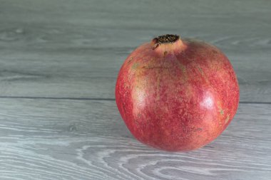 Sulu olgun narlar. Vejetaryen yemeği kavramı.