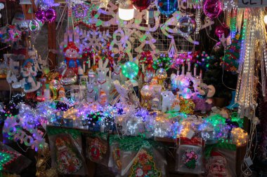 Piyasada Noel süsleri satıyordu. Noel fuarında satılık..