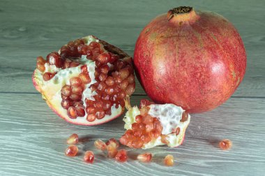 Sulu olgun narlar. Vejetaryen yemeği kavramı.