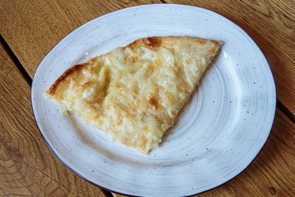 Peynirli Büyük Bir Dilim Pizza Peynirli Sıcak Tortilla Khachapuri Kafkas — Stok fotoğraf