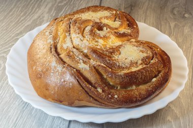 Taze pişmiş tatlı anason rulo.