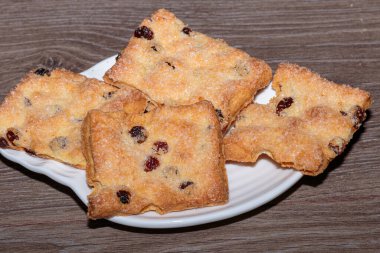 Kuru üzümlü el kremalı kurabiyeler..