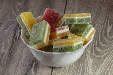 Bir tabakta çok renkli marmelat var. Harika bir tatlıya yakın çekim.