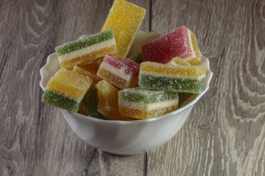 Bir tabakta çok renkli marmelat var. Harika bir tatlıya yakın çekim.